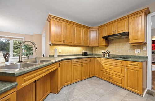 County of Brant House | Awesome 4BR Brantford Home ~ Hot Tub ~ Pool Room