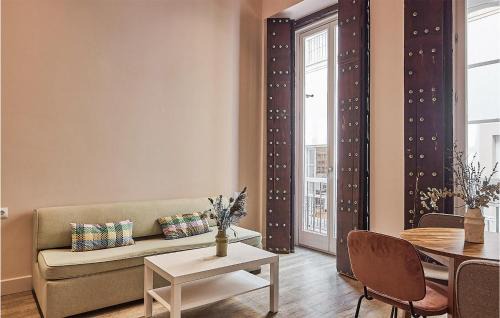Old Town Apartment | Awesome Apartment In Cádiz With Kitchen