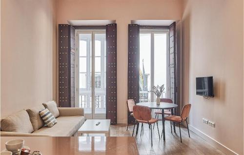 Old Town Apartment | Awesome Apartment In Cádiz With Kitchen