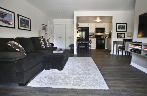 Mammoth Lakes Condo | Awesome Deal on Beautiful Remodeled 2 Bedroom! Great Location, View, Pool & Spa!