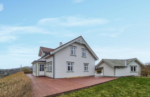 Selbjorn House | Awesome home in Bekkjarvik