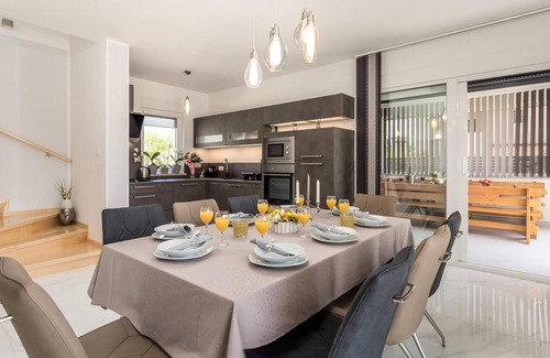 Sarsoni House | Awesome home in Drazice with WiFi