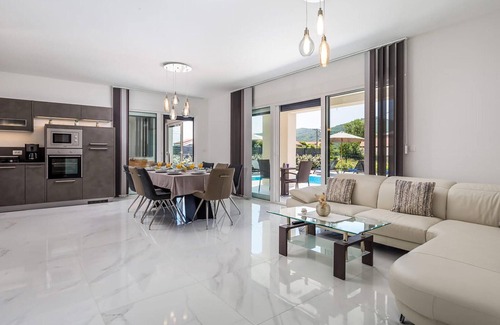 Sarsoni House | Awesome home in Drazice with WiFi