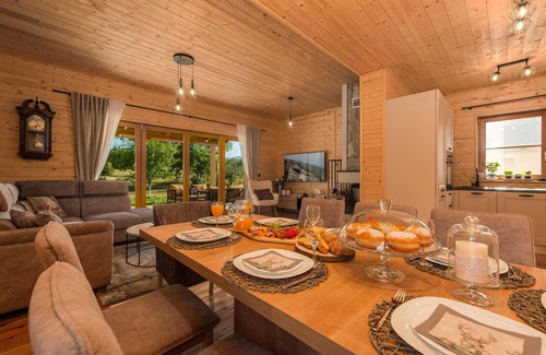 Lovinac House | Awesome home in Licko Cerje with WiFi