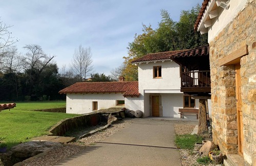 Distrito Rural Este House | Awesome house with a improved water Mill and a large lawn.