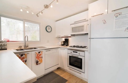 Frontenac Cottage | Awesome Lakefront:2 br modern, c/a, frplace, view