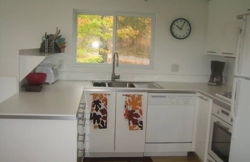 Frontenac Cottage | Awesome Lakefront:2 br modern, c/a, frplace, view