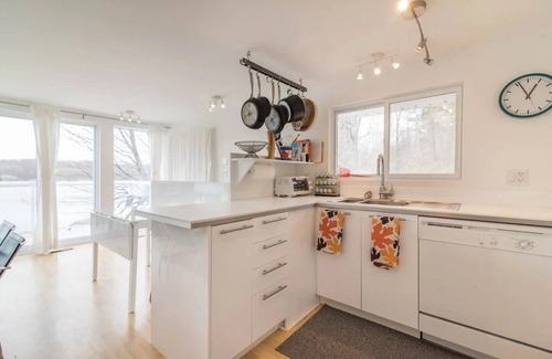 Frontenac Cottage | Awesome Lakefront:2 br modern, c/a, frplace, view