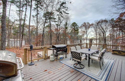 Pleasant Grove Cottage | Awesome Lighthouse Lake House on Greers Ferry Lake with private beach