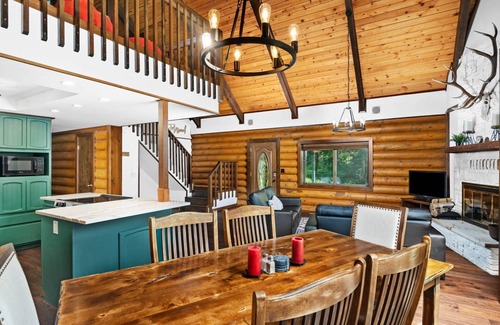 Brightwood House | Awesome Log Home w/Separate Cabin on Two Acres, Pet Friendly, Hot Tub, Patio,15 Miles to Mt. Hood