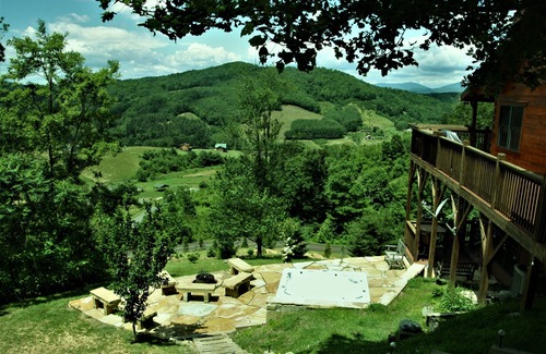 Fleetwood House | AWESOME View 2500 sqft decks 8 person Spa mins to Blue Ridge Pkway & New River