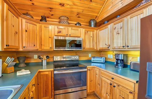 Maggie Valley Cabin | 🏔 Awesome View Cabin – Stunning Views - Hot Tub - Pet Friendly - Game Loft.