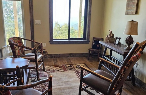 Franklin House | Awesome View with EV Charger!