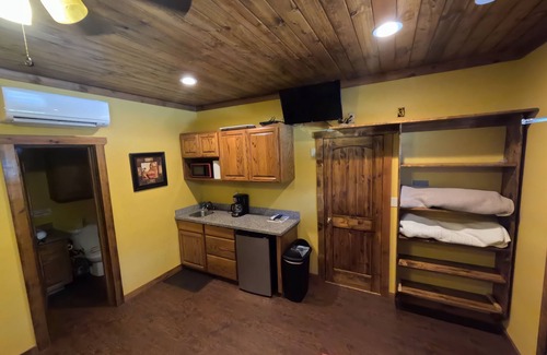 Concan Apartment | Axel's Hideaway, Exclusive Private Riverfront @Vacation Frio River Room #3