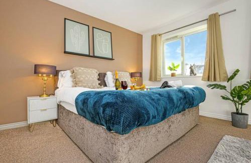 Aylesbury House | Aylesbury House with Free Parking, Super-Fast Wifi and Smart TV with Netflix by Yoko Property