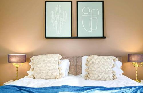 Aylesbury House | Aylesbury House with Free Parking, Super-Fast Wifi and Smart TV with Netflix by Yoko Property