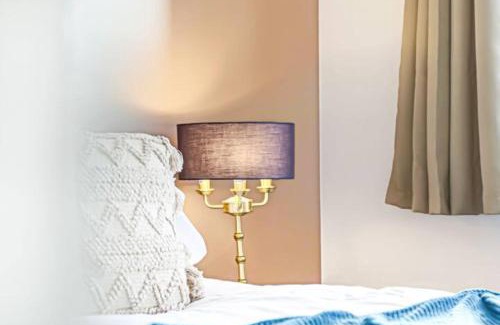 Aylesbury House | Aylesbury House with Free Parking, Super-Fast Wifi and Smart TV with Netflix by Yoko Property