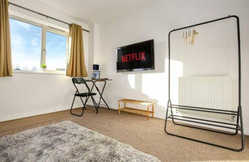 Aylesbury House | Aylesbury House with Free Parking, Super-Fast Wifi and Smart TV with Netflix by Yoko Property