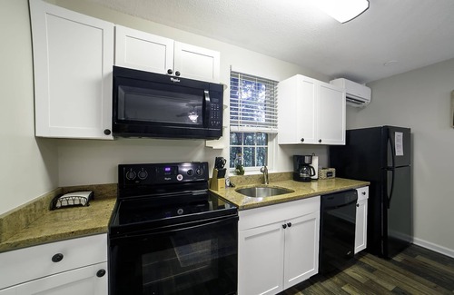 Avery Creek House | Azalea Cottage - Perfect couples retreat in AVL