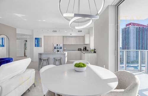 Hollywood South Central Beach Condo | Azure Escape: Upscale Comfort by the Shore
