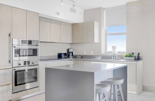 Hollywood South Central Beach Condo | Azure Escape: Upscale Comfort by the Shore