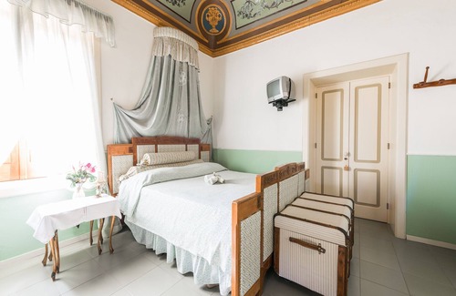 Leni Bed & Breakfast | B&B Villa Pittorino: Master Suite in Salina cir 19083037C100309