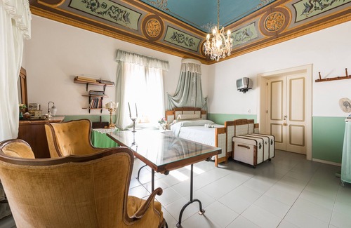 Leni Bed & Breakfast | B&B Villa Pittorino: Master Suite in Salina cir 19083037C100309