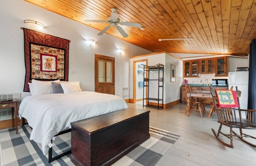 Loudon Other | B - Farm Suite on a Cattle Farm