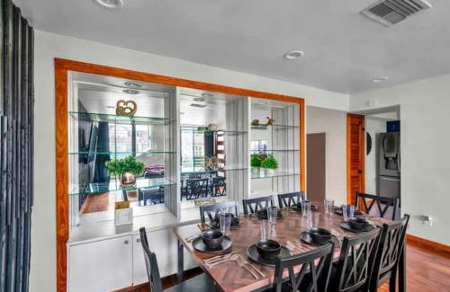Neartown Apartment | B Houston Resort Style Pool EV Charging