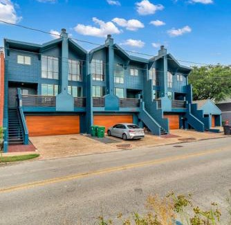 Neartown Apartment | B Houston Resort Style Pool EV Charging