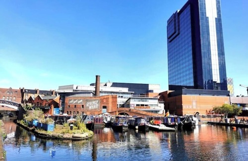 The Westside Apartment | B&W Centrally located 1 En-suite & free parking