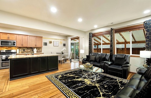 Bothell House | B17: Aura Villa: Fenced, central