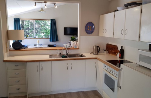 Akaroa House | Bach central- 1 Rue Viard, located across from park and beach - Top Location!