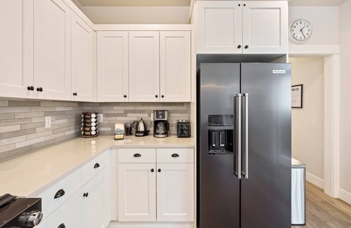 Century West House | Bachelor Bliss - near Mt Bachelor & Trail w/Hot Tub, separate ADU