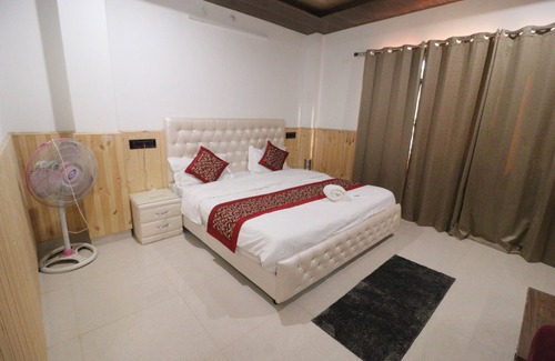 Taradevi Bed & Breakfast | Backwoods Suites : Serene retreat with breathtaking views.