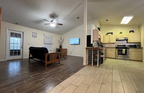 Kingsland House | Backyard lake,near I- 95,To zoo,cumberland park,kingsbay base navy base,beaches