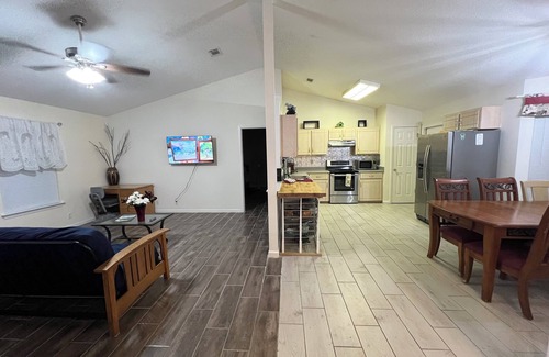 Kingsland House | Backyard lake,near I- 95,To zoo,cumberland park,kingsbay base navy base,beaches