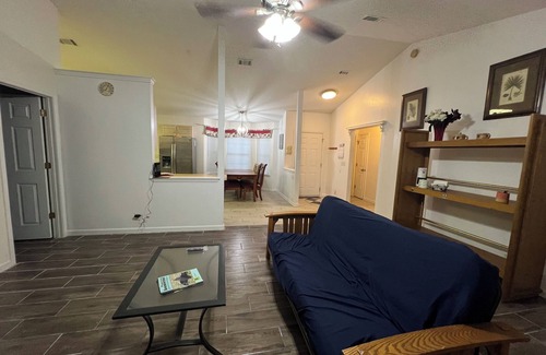 Kingsland House | Backyard lake,near I- 95,To zoo,cumberland park,kingsbay base navy base,beaches