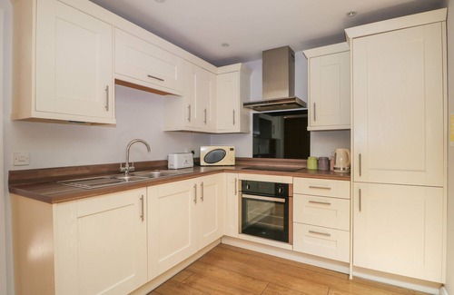 Fareham Cottage | BADGERS SETT, family friendly, with pool in Titchfield Common