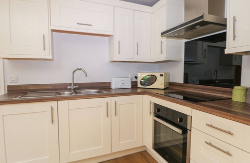 Fareham Cottage | BADGERS SETT, family friendly, with pool in Titchfield Common