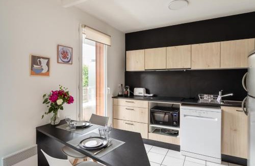 Francisco-Ferrer - Vern Apartment | Bahibé - Balcon et parking au calme proche gare