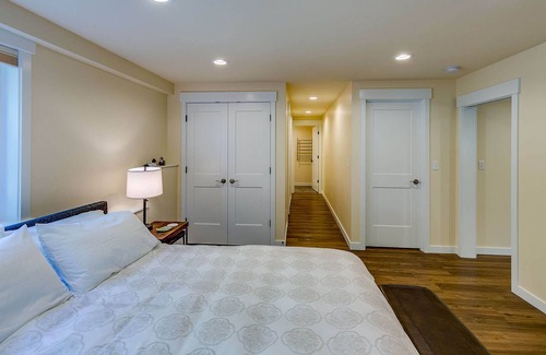 Bainbridge Island House | Bainbridge Island - Couple or Single Retreat. Private Entrance, Walk to Harbor
