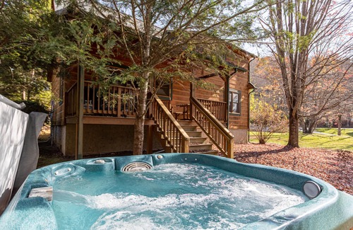 Boone Cabin | Baird's Creek Cabin Cozy Cabin, Close to Golf, Creekside