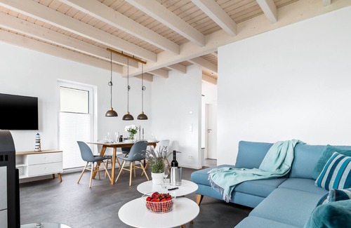 Busum House | Bajo Lykke - close to the beach and the North Sea, fireplace, infrared sauna, terrace