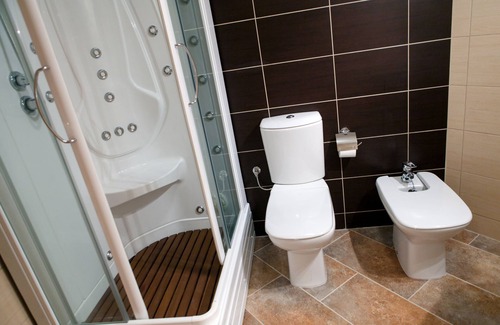 Roda de Isabena Apartment | Balcón de Roda - Sierra Norte, one floor apartment bathroom with massage column