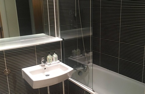 Tower Hamlets Apartment | Balcony apartment with WiFI. 15 min to Canary Wharf, 20 min to Liverpool Street