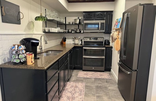 Millville House | Balcony-BBQ-Firepit-Hot tub-King-Full kitchen-TV