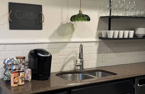 Millville House | Balcony-BBQ-Firepit-Hot tub-King-Full kitchen-TV