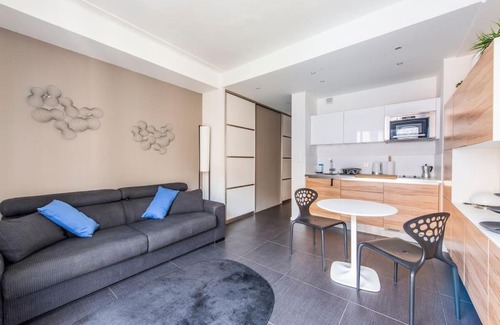 Nice City Centre Apartment | Balcony-Beautiful-Central-1 block beach-A.C-WIFI