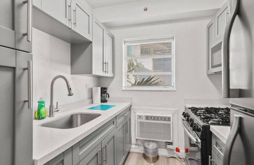 South Beach Condo | Balcony Chic Apt, w/2 Queenbeds, on Ocean Dr Beach